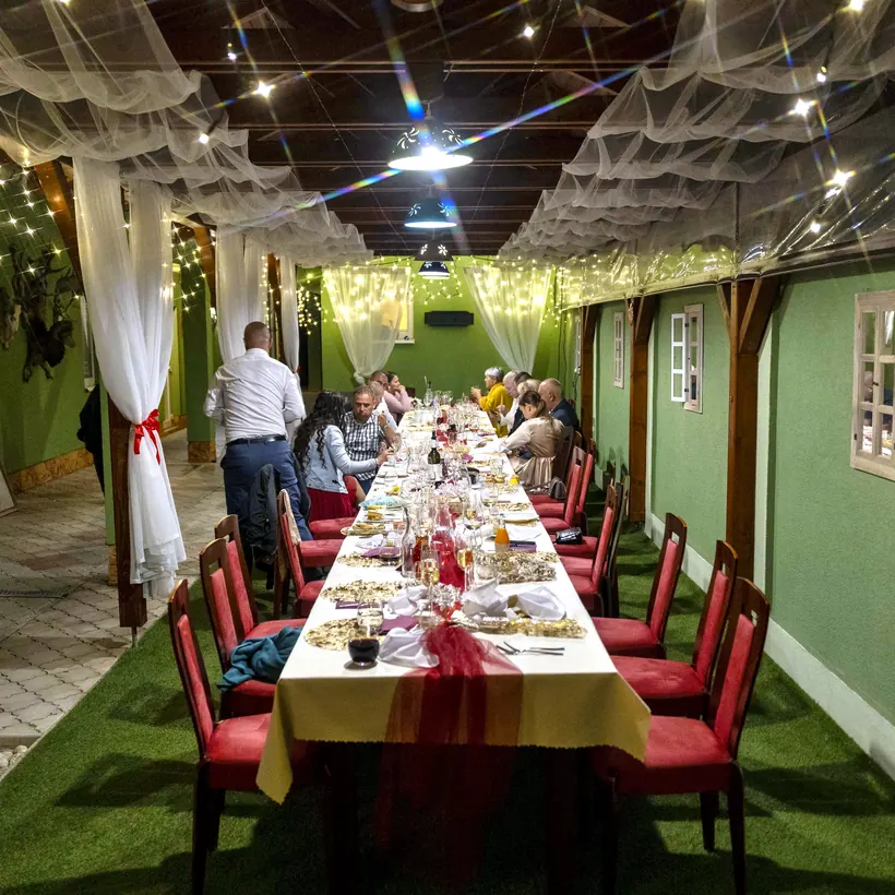 Večerná hostina v altánku pod svetelnými reťazami